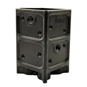 Czarny łącznik narożny t.b.t. do ogrodzeń i płotów ogrodowych.