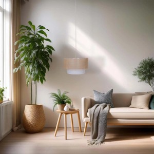 Beżowa lampa wisząca t.b.t. w salonie z roślinami i sofą.