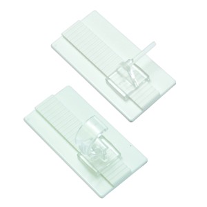 Szczegół dwóch białych, uniwersalnych haczyków samoprzylepnych Gardinia do karniszy.