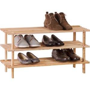 Drewniany regał na buty OBI HSR-9 z 3 półkami z drewna sosnowego, wypełniony butami.
