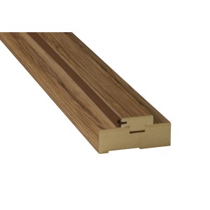 Zbliżenie ościeżnicy drzwiowej t.b.t. w wyglądzie drewna.