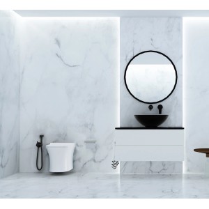 Nowoczesna łazienka z bidetką, białą toaletą i czarną umywalką na tle marmurowej ściany.