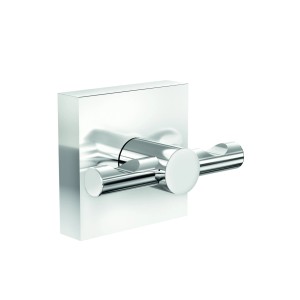 Chromowany haczyk na szlafrok Tesa Ekkro do montażu na ścianie bez wiercenia.