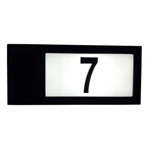 Czarna solarna lampa z numerem domu 7.
