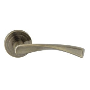 Klamka do drzwi w stylu antycznym do drzwi wewnętrznych.