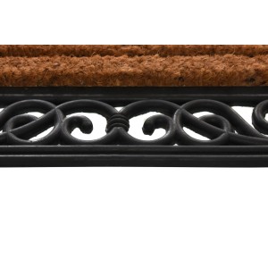 Zbliżenie wycieraczki z wkładem z włókna kokosowego i ozdobną czarną metalową ramą.