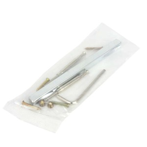 Zestaw do montażu klamki drzwi: śruby, trzpienie i klucz imbusowy w przezroczystym woreczku.