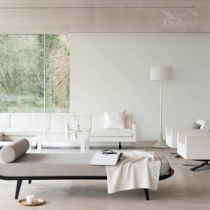 Jasny salon z białą farbą do ścian t.b.t.