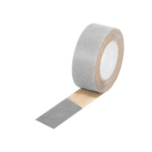 Rolka szarej taśmy izolacyjnej t.b.t., akcesorium do materiałów izolacyjnych.