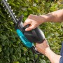 Elektryczne nożyce do żywopłotu Gardena EasyCut 420/45 w użyciu, przycinanie żywopłotu.