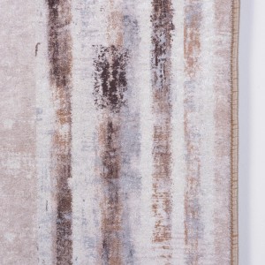 Dywan z krótkim włosiem z abstrakcyjnym wzorem w paski w odcieniach beżu, brązu i szarości.