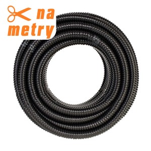 Czarny wąż t.b.t. do pielęgnacji oczka wodnego, karbowany i zwinięty.