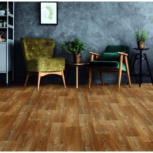 Ułożona wykładzina PCV t.b.t. imitująca drewno, pasująca do wnętrza z zielonymi fotelami.