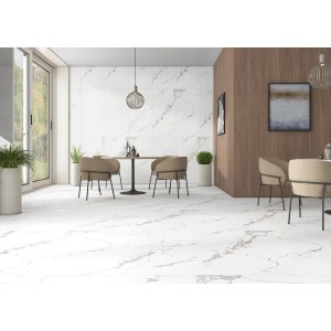 Jasny pokój z białymi płytkami podłogowymi imitującymi marmur. Idealne do salonu i jadalni.