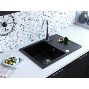 Czarny zlewozmywak granitowy t.b.t. z ociekaczem i baterią na blacie kuchennym.