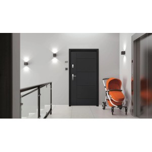 Nowoczesne, czarne drzwi zewnętrzne t.b.t. w jasnym otoczeniu z wózkiem dziecięcym.