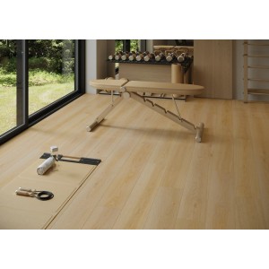 Jasna podłoga winylowa t.b.t. w scenie siłowni z ławką do ćwiczeń i akcesoriami.