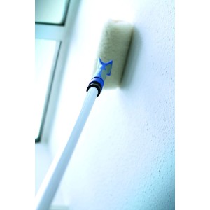 Teleskopowy kij LUX (115-200 cm) z wałkiem malarskim maluje ścianę.