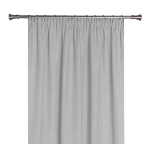 Szara zasłona t.b.t. z taśmą marszczącą na karniszu.