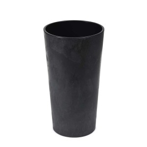 Wysoka, czarna donica t.b.t. do użytku wewnątrz i na zewnątrz.
