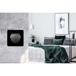 Czarna ramka t.b.t. na szarej ścianie w sypialni.