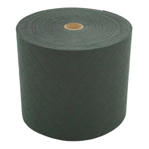 Rolka ciemnozielonej maty ogrodzeniowej t.b.t. zapewniającej prywatność w ogrodzie.