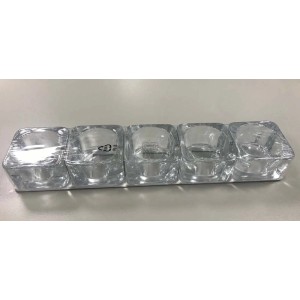 Świecznik t.b.t.: Pięć kwadratowych świeczników na tealighty z przezroczystego szkła.