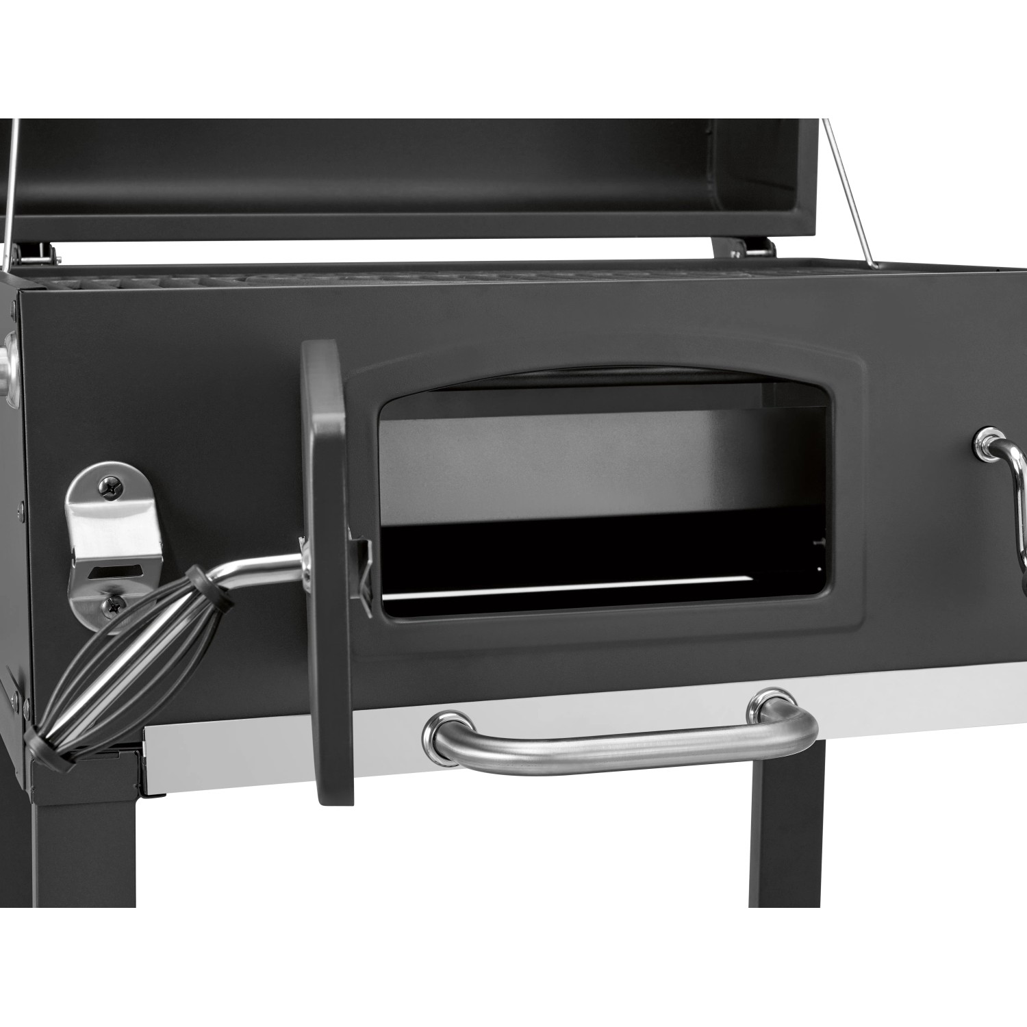 Grill węglowy Jamestown Jaxon z otwartymi drzwiczkami paleniska i otwieraczem do butelek.