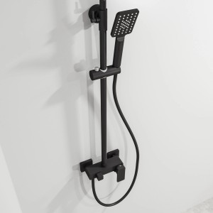 Czarny zestaw prysznicowy z deszczownicą i słuchawką.