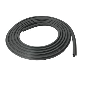 Szara uszczelka do drzwi t.b.t., zwinięta, jako akcesorium do drzwi.