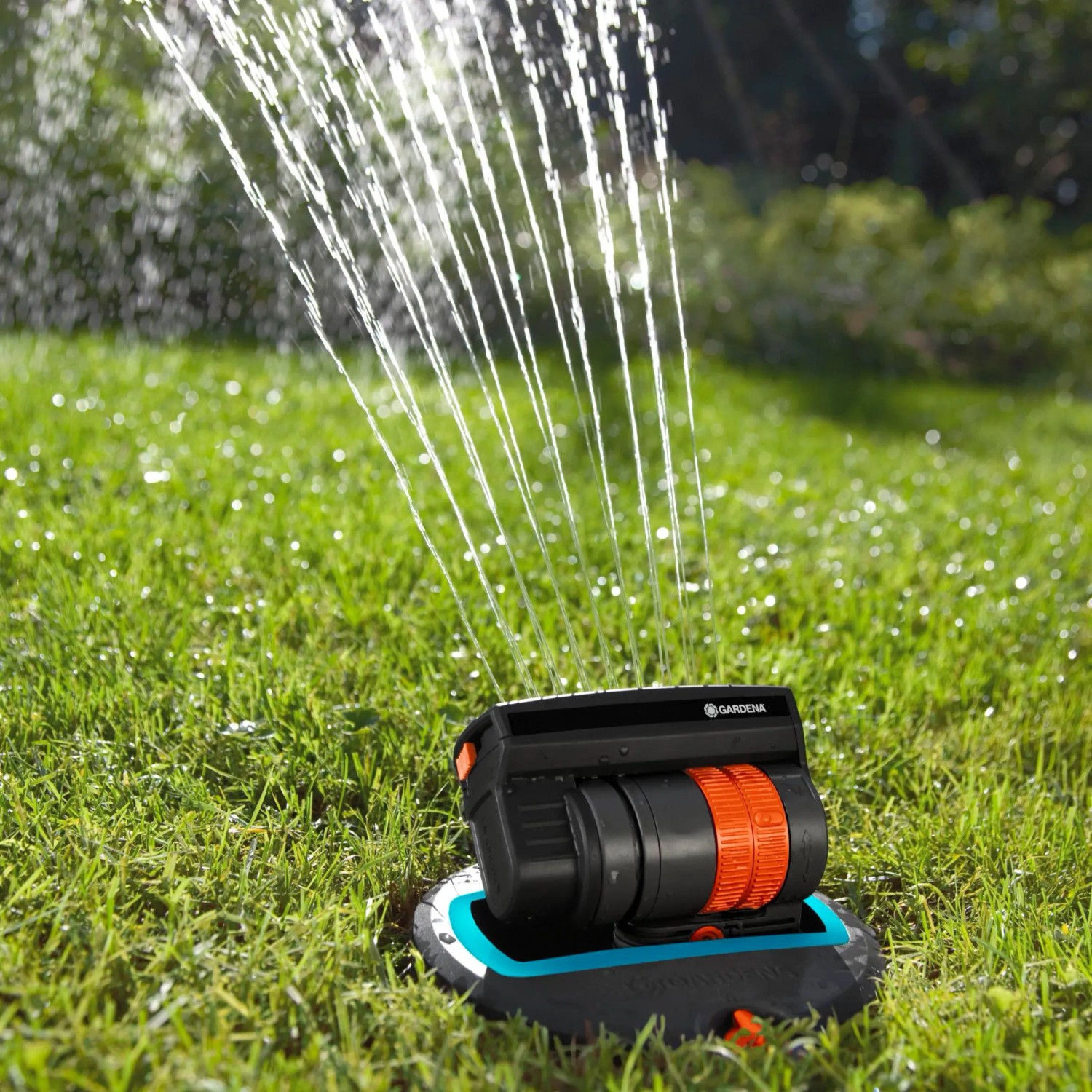 Zraszacz wahadłowy Gardena Sprinklersystem OS 140 nawadnia trawnik.