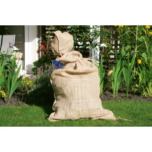 Dwa worki jutowe (50 kg) w ogrodzie, idealne do ochrony zimowej i przechowywania.