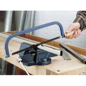 Piła do metalu LUX Classic 300 mm podczas cięcia metalowego profilu w imadle.