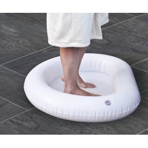 Osoba stoi w nadmuchiwanym, białym basenie do stóp. Akcesoria do Inne akcesoria basenowe.
