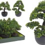 Kilka sztucznych drzewek bonsai w różnych wzorach i rozmiarach.
