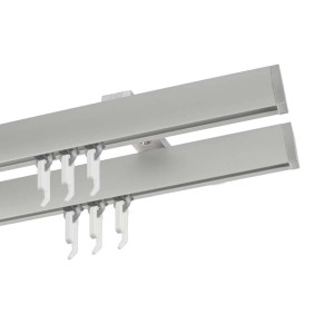 Srebrny karnisz t.b.t. z białymi ślizgaczami do zasłon.