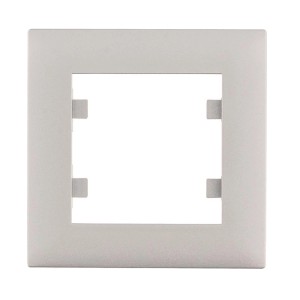 Kwadratowa, srebrna ramka do włączników i gniazdek.