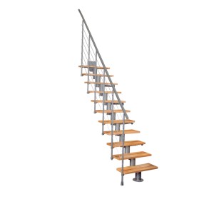 t.b.t. Schody wewnętrzne ze stopniami drewnianymi i metalową barierką.