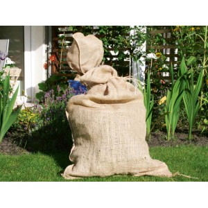 Dwa worki jutowe (50 kg) w ogrodzie, wszechstronne do transportu, ochrony i dekoracji.
