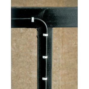 Czarny kabel przymocowany do drewnianej belki za pomocą białych uchwytów kablowych z gwoździem (7-11mm).