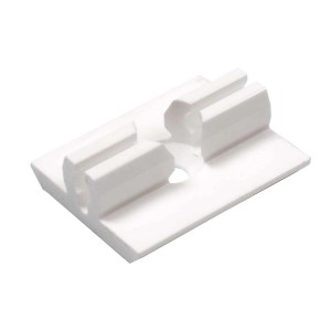 Biały ślizgacz t.b.t. do karniszy, zbliżenie.