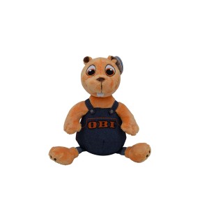 Pluszowy bóbr OBI w ogrodniczkach jako element dekoracyjny