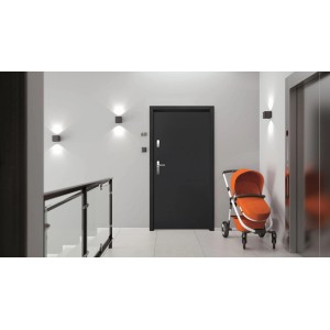 Nowoczesne szare drzwi zewnętrzne w jasnym korytarzu z wózkiem dziecięcym.