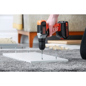 Wiertarko-wkrętarka akumulatorowa Black+Decker BCD001C1 wkręca w obrabiany przedmiot.