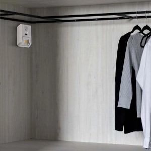 Goldlux Lampka podszafkowa ruchoma LED S2 3xAAA czujnik PIR 4500K 40lm