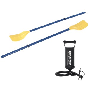 Dwa niebiesko-żółte wiosła i pompka do pontonu lub kajaka.