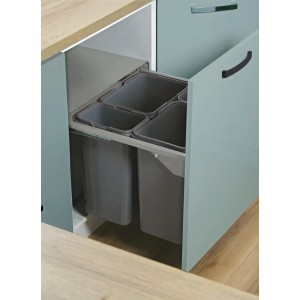 System segregacji odpadów kuchennych t.b.t. z czterema szarymi pojemnikami w wysuwie.