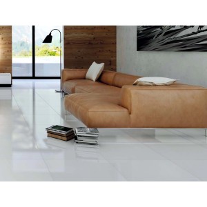 Jasny salon z błyszczącymi, białymi płytkami podłogowymi.