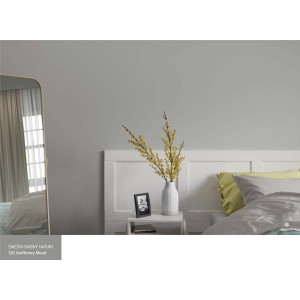 Szara ściana pomalowana farbą t.b.t., scena sypialni.