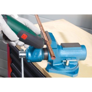 Brzeszczot wgłębny LUX w użyciu: Multitool piłuje rurę miedzianą w imadle. Akcesoria do pił.